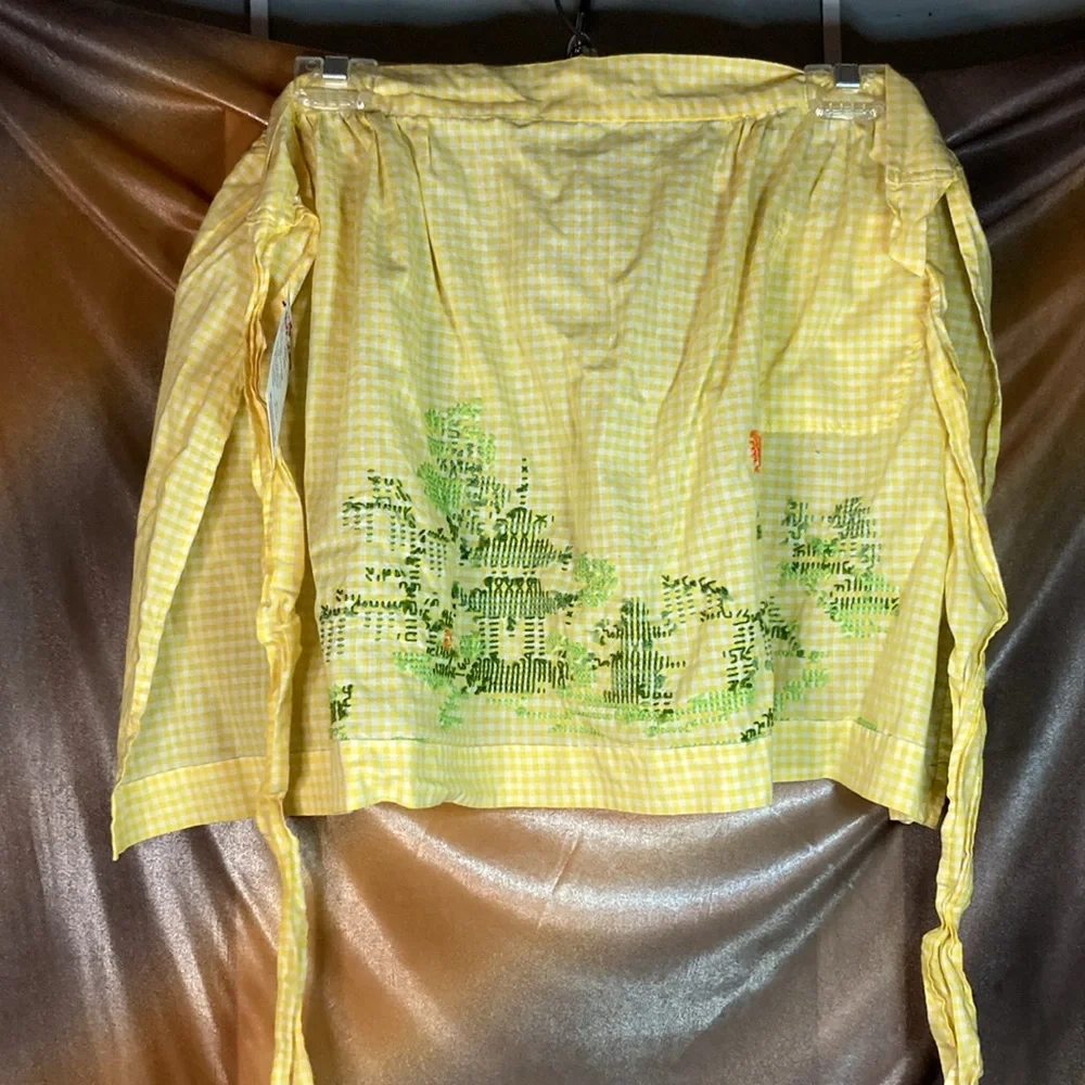 Vintage yellow gingham apron with cross stitch asian scene 19‎ x 16 plus straps